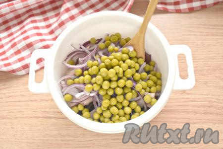 Горошек из банки вначале выкладываем в сито (или дуршлаг), чтобы слить жидкость. Затем отправляем к остальным ингредиентам салата.