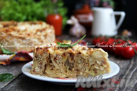 Всей семье понравился вкусный, нежный пирог из лаваша с капустой и фаршем, а вот как он выглядит в разрезе.