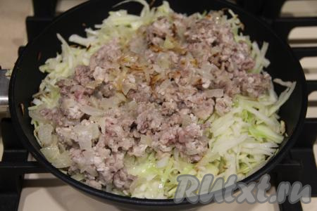 Когда капуста станет достаточно мягкой, выложить к ней обжаренный фарш, перемешать.