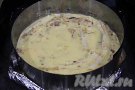 Влить равномерно заливку поверх пирога из лаваша с капустой и фаршем. Поставить форму с пирогом-улиткой в разогретую духовку и выпекать минут 35 при температуре 200 градусов.