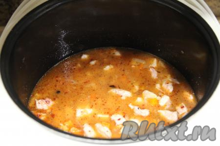 Влить воду комнатной температуры, перемешать булгур с курицей и овощами. Выставить режим "Плов" на 35 минут, готовить при закрытой крышке мультиварки.