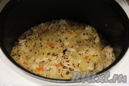 По звуковому сигналу открыть крышку, перемешать блюдо. За это время булгур полностью приготовится и плов получится рассыпчатым.