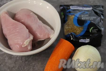 Подготовить продукты для приготовления плова из булгура с курицей в мультиварке. Лук и морковь почистить. Куриное мясо вымыть и обсушить.