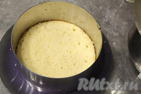 Выложить первый корж в форму и пропитать его молоком.