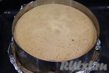 Выпекать бисквит в разогретой духовке минут 35 при температуре 180 градусов. Духовку в процессе выпечки не открывать. Готовность бисквита проверить, проколов выпечку сухой деревянной шпажкой (если шпажка после прокалывания бисквита останется сухой, значит выпечка полностью готова и её можно вынимать из духовки).