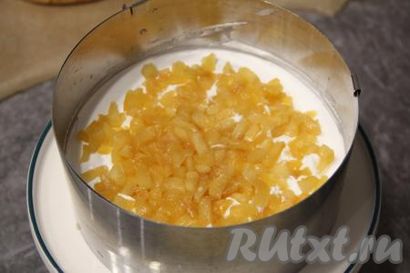 Яблочную начинку разделить на две части. Выложить первую часть начинки на сливки.