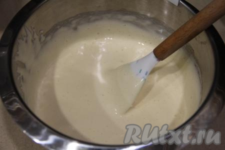 Яйца взбить с сахаром и ванильным сахаром с помощью миксера в течение 7-10 минут (до пышного и светлого состояния).