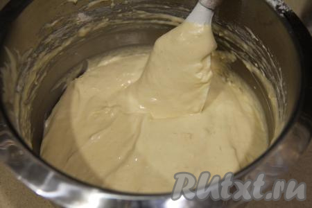 В пышную яичную смесь всыпать просеянную муку и разрыхлитель, перемешивать тесто движениями снизу вверх с помощью лопатки. Тесто для бисквита должно получиться однородным, воздушным, не очень густым.