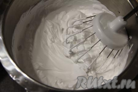 После того как бисквит и начинка из яблок полностью остынут, можно приступать к сборке торта "Шарлотка". Бисквит разрезать на три коржа. Хорошо охлаждённые сливки взбить миксером с сахарной пудрой до стойких пиков.