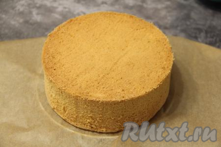 Слегка остудить бисквит и аккуратно достать его из формы. Дать бисквиту окончательно остыть, поместив его на решётку.