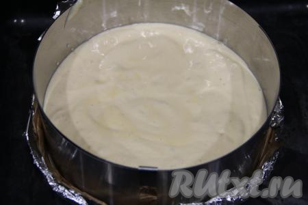 Выложить тесто в форму для выпечки (я взяла форму диаметром 20 сантиметров).