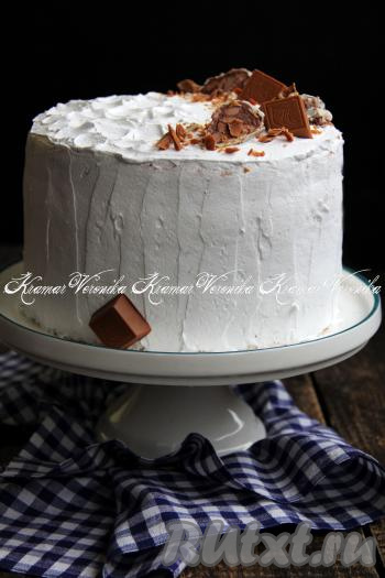 Сверху разместить второй корж, пропитать молоком, выложить часть крема и яблочную начинку. Накрыть третьим коржом. Поставить торт в холодильник на ночь. Оставшийся крем из взбитых сливок тоже поставить в холодильник. На следующий день верх и бока готового торта "Шарлотка" с яблоками покрыть оставшимся кремом и украсить по желанию.