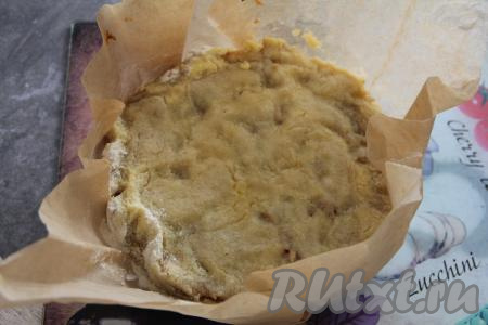 Готовый насыпной пирог с яблоками достать вместе с пергаментом из чаши мультиварки и поместить на решётку. Полностью остудить выпечку, не отделяя от пергамента.