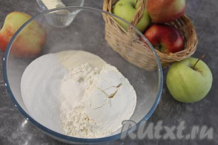 Соединить манку, сахар, муку и разрыхлитель в глубокой миске, перемешать сухие ингредиенты. Я сразу разделила смесь сухих ингредиентов на три равные части.