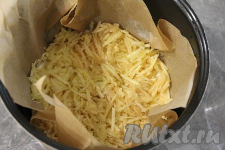 Выложить половину натёртых яблок и разровнять.