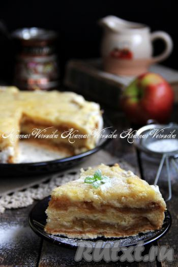 Освободить полностью остывший насыпной пирог с яблоками от пергамента, переложить на тарелку и подать к столу. Уверена, эта нежная, тающая во рту выпечка, приготовленная в мультиварке, понравится всей семье!