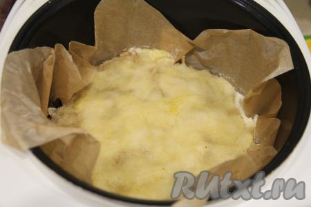 Установить чашу в мультиварку, закрыть крышку и выставить режим "Выпечка" на 100 минут (я вначале выставила время на 60 минут, пирог за это время не был готов, поэтому я выпекала его на режиме "Выпечка" ещё 40 минут).