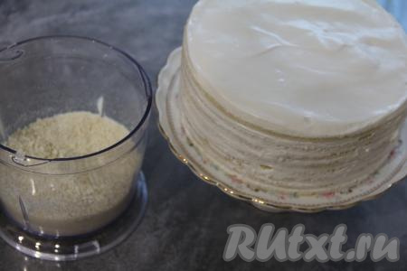 На следующий день снять форму с торта. Остатки от коржей измельчить в крошку.