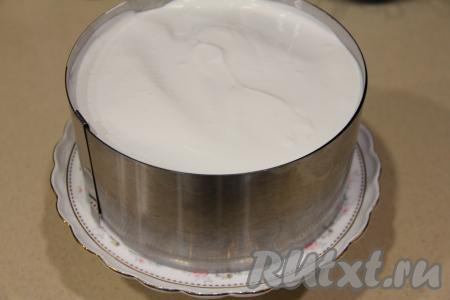 Для придания более ровной формы, я дополнительно зажала торт в металлическую форму, но это необязательно. Убрать торт на ночь в холодильник.