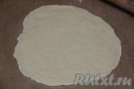 Одну часть теста на пергаменте (или на коврике), на котором будете выпекать, раскатать скалкой в тонкий круг диаметром 18-19 сантиметров. Наколоть тесто вилкой и выпекать в разогретой духовке минут 5 при температуре 200 градусов.