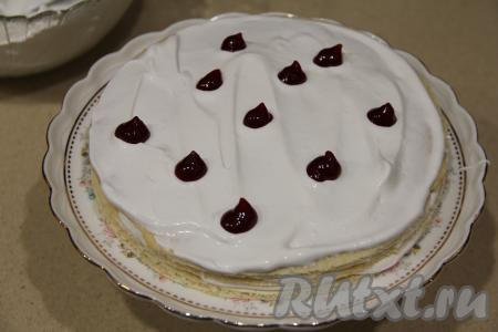 Каждый корж (кроме верхнего) смазать сначала кремом, а затем сверху отсадить ягодный конфи в виде точек (я переложила конфи в целлофановый пакет, срезала у пакета кончик - таким образом удобно отсаживать конфи).