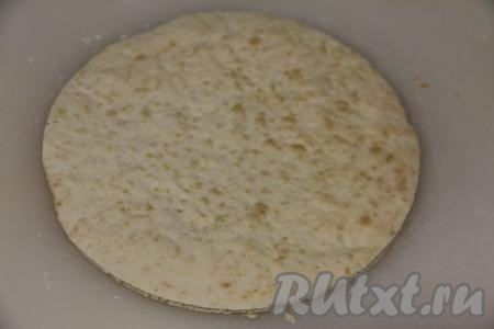 Корж поднимется и станет золотистого цвета. Достать корж из духовки. Тёплый корж сразу обрезать по диаметру тарелки (у меня - 18 сантиметров). Таким же образом испечь оставшиеся коржи. Обрезки от коржей в дальнейшем пойдут на обсыпку готового торта.