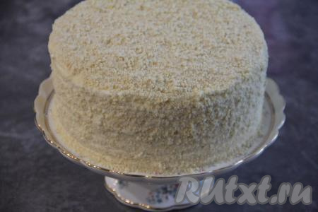 Обсыпать торт крошкой.