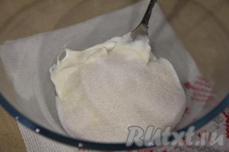 Соединить в объёмной миске сметану, сахар, соду и соль.