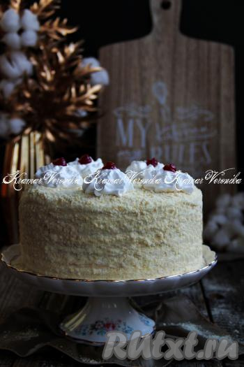 Я украсила торт "Нежный поцелуй" розочками из взбитых сливок. Посмотрите, какой красивый тортик получился!