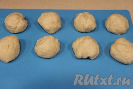 Разделить замешанное тесто на 8 равных частей, накрыть плёнкой и убрать в холодильник на 1 час.