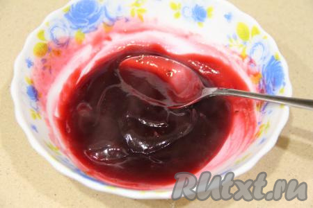 Затем перетереть ягоды через сито, вернуть протёртую ягодную смесь в кастрюлю. Крахмал в небольшой ёмкости развести в 20 миллилитрах холодной воды. Кастрюлю с протёртой ягодной смесью поставить на небольшой огонь, помешивая, довести до кипения, затем тонкой струйкой, не прекращая перемешивать, влить крахмал. Постоянно помешивая, проварить 1 минуту (до загустения), затем снять ягодный конфи с огня и дать остыть. 