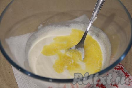 Перемешать сметанную массу  ложкой (или венчиком). Влить растопленное не горячее сливочное масло.