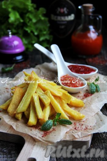 Вот такая аппетитная, золотистая и очень вкусная картошка фри получилась в мультиварке. К столу подаём в горячем виде с любимыми соусами.