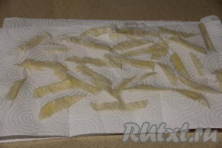 Обсушить картошку бумажным полотенцем. Лишней воды быть не должно, так как вода, соприкасаясь с нагретым маслом, вызывает брызги масла.