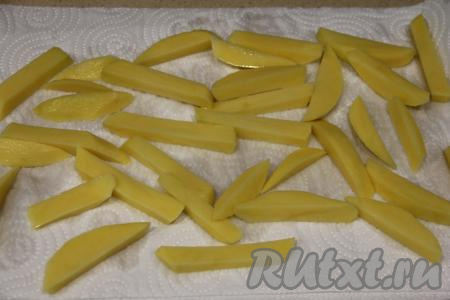 Картошку выложить на бумажное полотенце.