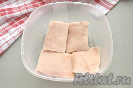 Куски сала складываем в контейнер или стеклянную банку.