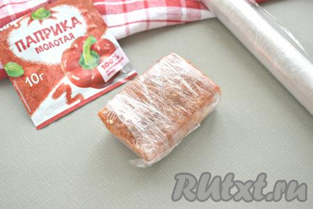 Заворачиваем сало в пищевую плёнку и убираем в морозилку. Через сутки сало с паприкой можно дегустировать. Такое сало отлично хранится в морозилке длительное время. Мои домашние обычно съедают его в течение месяца.