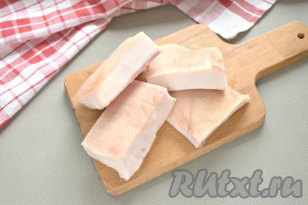 Для удобства засолки нарезаем шматок сала на небольшие куски.