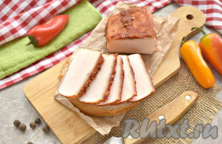 Готовое сало, засоленное с паприкой и чесноком, нарезаем на тонкие ломтики и подаём к столу.