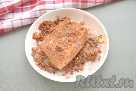 Кусочки сала со всех сторон обмазываем получившейся смесью из паприки, чеснока и соли.