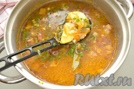 В конце приготовления кладём лавровый лист, по вкусу перчим, если необходимо, досаливаем, даём закипеть, провариваем 1 минуту.