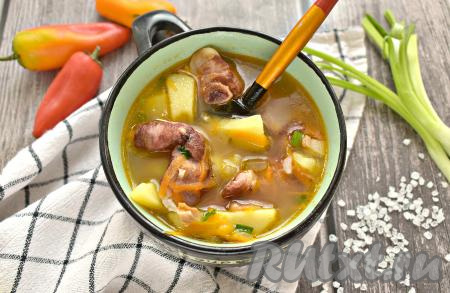 Выключаем огонь, даём супу потомиться под крышкой 5-10 минут, а затем вкусный, ароматный, сытный рассольник с копчёными рёбрышками и рисом разливаем по тарелкам и подаём к столу, дополнив, по желанию, сметаной или майонезом.