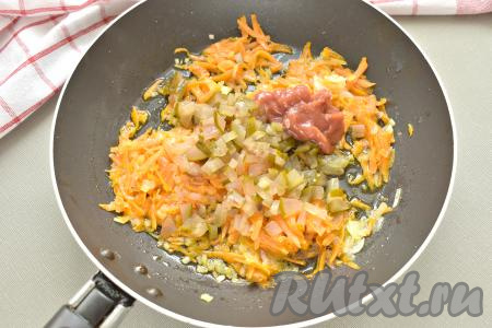 Спустя 5 минут к обжаренным овощам добавляем томатную пасту и нарезанный мелко солёный огурец, перемешиваем, обжариваем 3-4 минуты. Чтобы овощи не подгорели, не забывайте их периодически перемешивать.