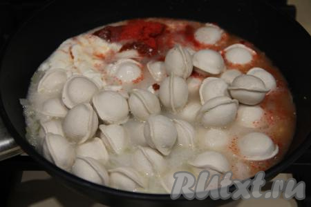 Влить воду комнатной температуры и перемешать пельмени.