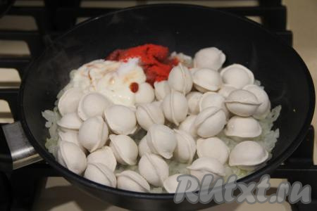 Всыпать соль и специи (я использовала паприку), добавить сметану и томатную пасту.