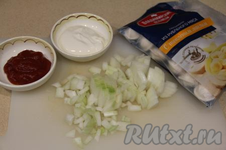 Подготовить продукты для приготовления пельменей, тушёных на сковороде. Лук почистить и мелко нарезать.