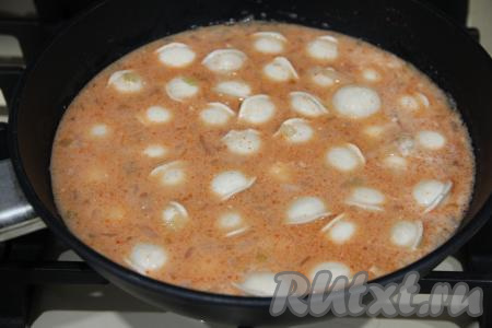 Довести воду до кипения. Убавить огонь и тушить пельмени в соусе под крышкой 15 минут на огне ниже среднего. 