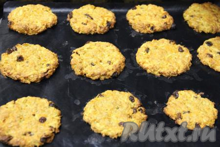 Овсяное печенье с яблоками и морковью выпекать в разогретой духовке минут 15 при температуре 180 градусов.