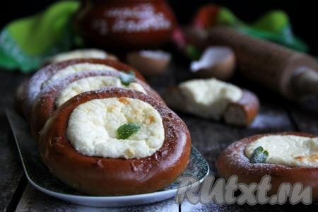 Нежные, мягкие, очень вкусные ватрушки из баранок с творогом станут отличным дополнением к чаю!