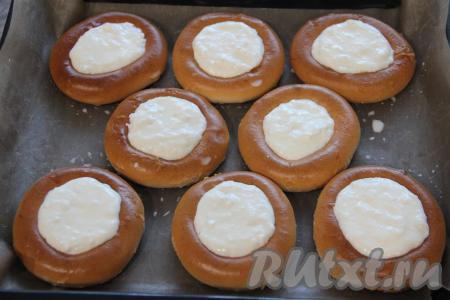 Вложить творожную начинку внутрь баранок.